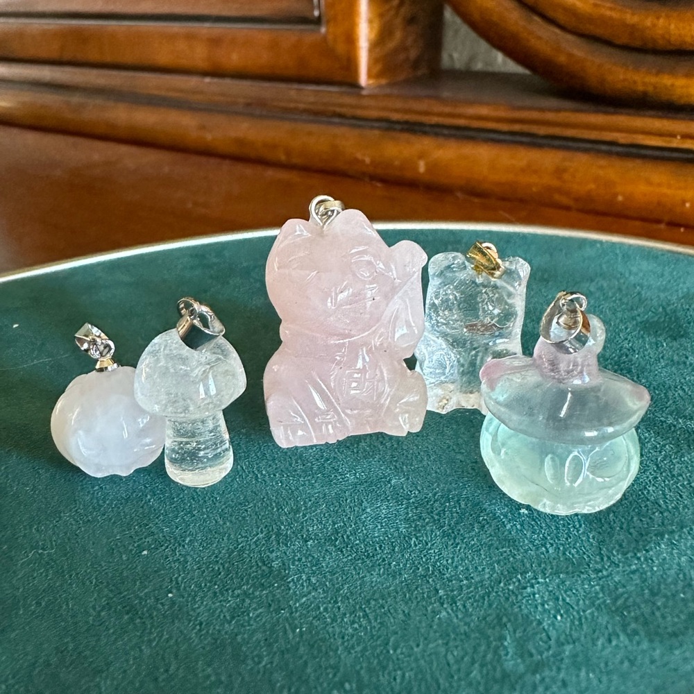 Set of 5 pendants. Natural gemstone crystal carving.Quartz,Fluorite,Rose Quartz
